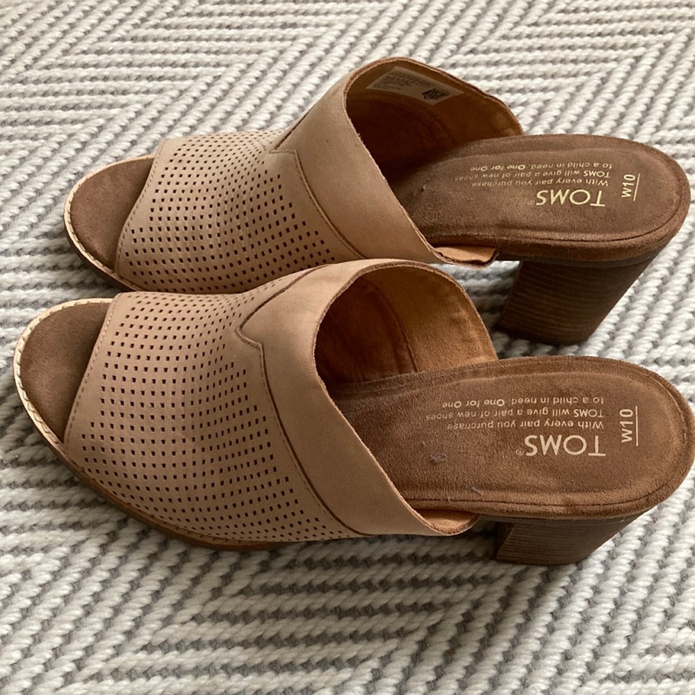 Tom’s Women’s sandals, size 10, coral/beige